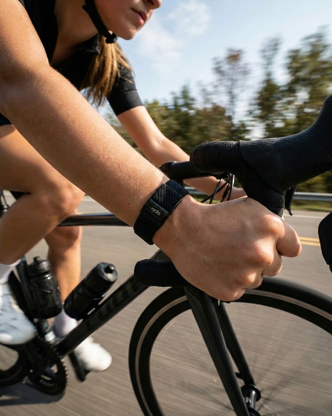 Ciclista con VYDA - Tracciamento percorsi e monitoraggio cardio durante il ciclismo