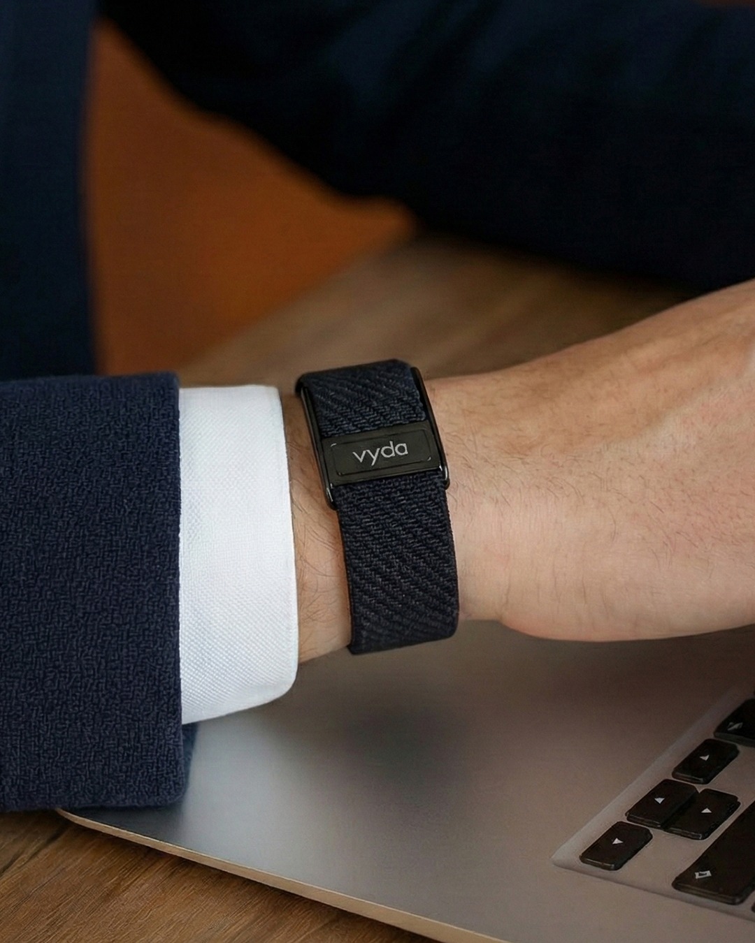 Professionista in ufficio con VYDA - Monitoraggio stress e benessere durante il lavoro